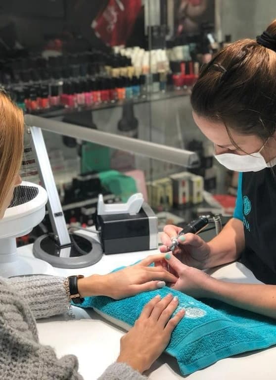 Manicura y pedicura profesional